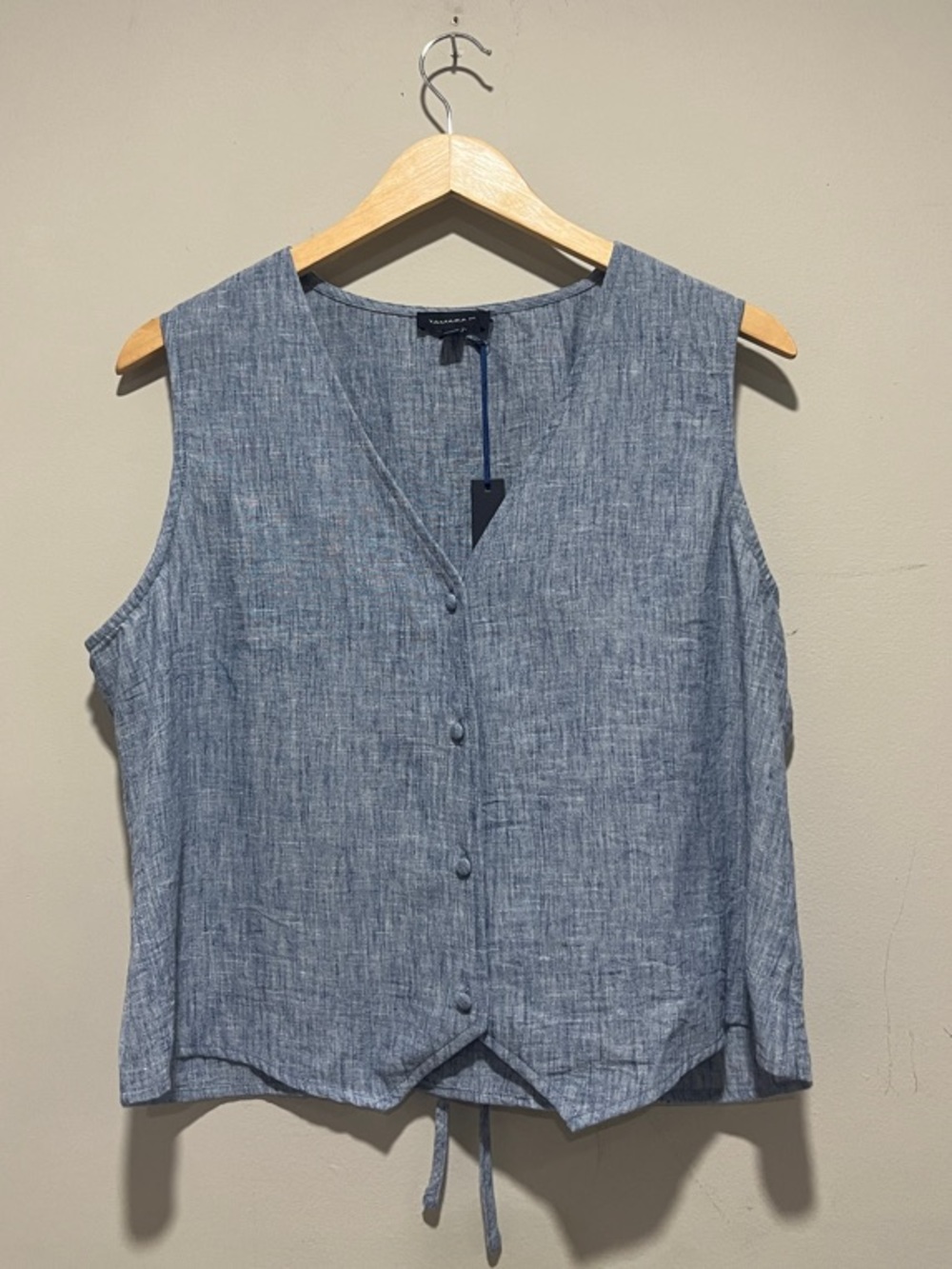 Tamara H Sleeveless V-Neck Button-Front Blouse in Chambray Blue